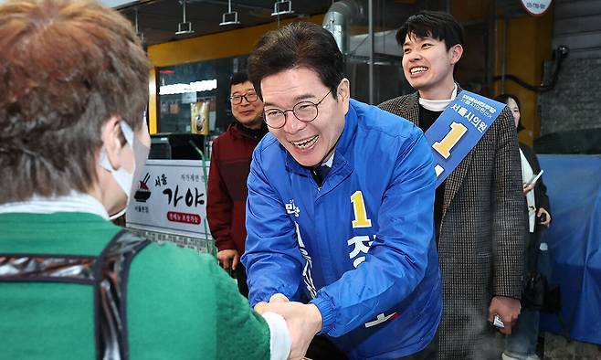 더불어민주당 정원오 서울시장 예비후보가 9일 서울 중랑구 동원전통시장을 방문해 상인들과 인사하고 있다. 연합뉴스
