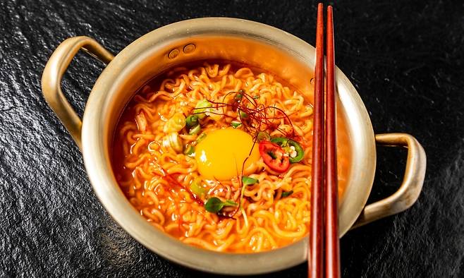 달걀과 고명을 올린 양은 냄비 라면. 사진=클립아트코리아