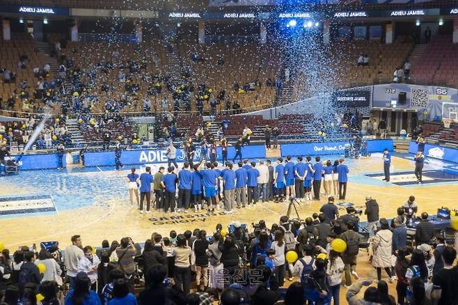 서울 삼성 선수들이 8일 서울 잠실실내체육관에서 열린 2025~26 프로농구 마지막 경기이자 잠실실내체육관 고별전을 마치고 팬들에게 인사하고 있다. 2026.4.8 류재민 기자