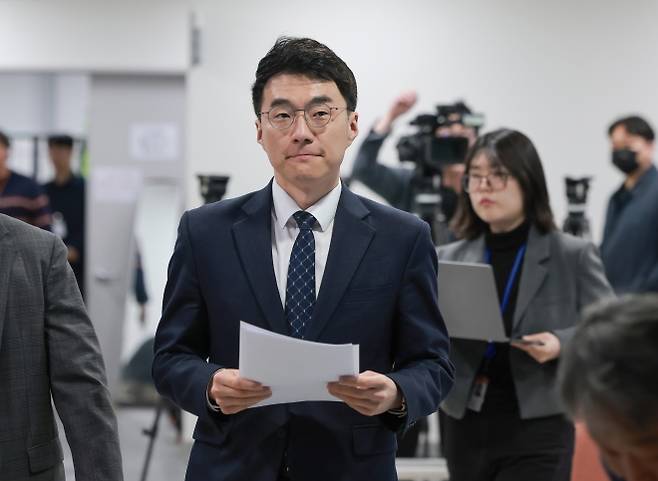 단상 향하는 김남국 대변인 - 더불어민주당 김남국 대변인이 9일 국회 소통관에서 경기 안산갑 국회의원 재선거 출마를 선언하기 위해 단상으로 향하고 있다. 2026.4.9