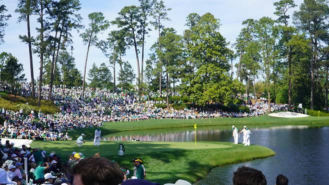 송중기(왼쪽 두 번째)가 8일(현지 시간) 마스터스 파3 콘테스트에서 임성재(왼쪽)의 도움 속에 9번 홀 퍼트를 하고 있다. 오거스타=양준호 기자