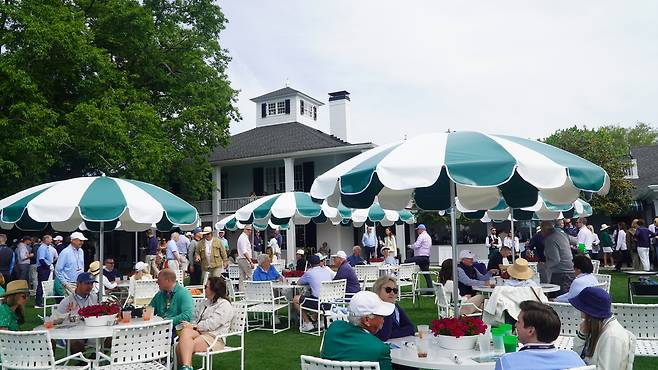 오거스타 내셔널GC의 클럽하우스 앞 엄브렐라 공간에서 대회 관계자들이 이야기를 나누고 있다. 이 공간은 선수와 관계자, 초청 인사들만 출입할 수 있으며 클럽하우스 3층은 아마추어 참가자들의 숙소로 쓰인다. 오거스타=양준호 기자