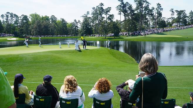 2019년 US 오픈 챔피언인 게리 우들런드의 어머니 린다 우들런드(오른쪽)가 8일(현지 시간) 미국 조지아주 오거스타 내셔널GC 옆 코스에서 열린 마스터스 파3 콘테스트 중 아들 가족을 폴라로이드 카메라에 담고 있다. 오거스타=양준호 기자