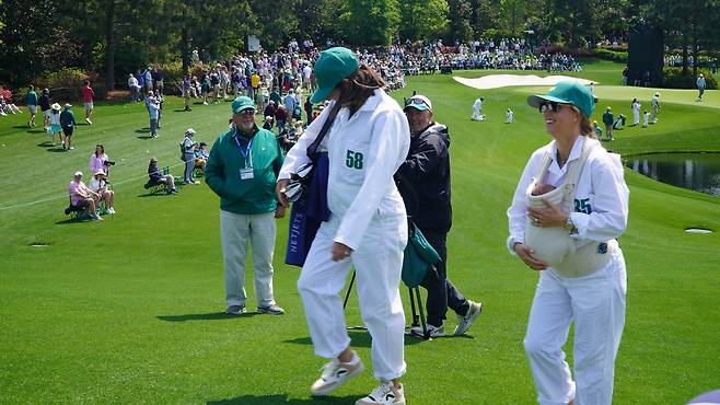 스코티 셰플러의 아내 메러디스(오른쪽)는 얼마 전 낳은 둘째 아이 레미를 안고 마스터스 파3 콘테스트에 참가했다. 오거스타=양준호 기자