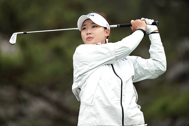 김민솔이 9일 경북 구미시 골프존카운티 선산(파72)에서 열린 한국여자프로골프(KLPGA) 투어 iM금융 오픈 1라운드 2번 홀에서 아이언 샷을 날리고 있다. 사진 제공=박태성 골프전문 사진기자