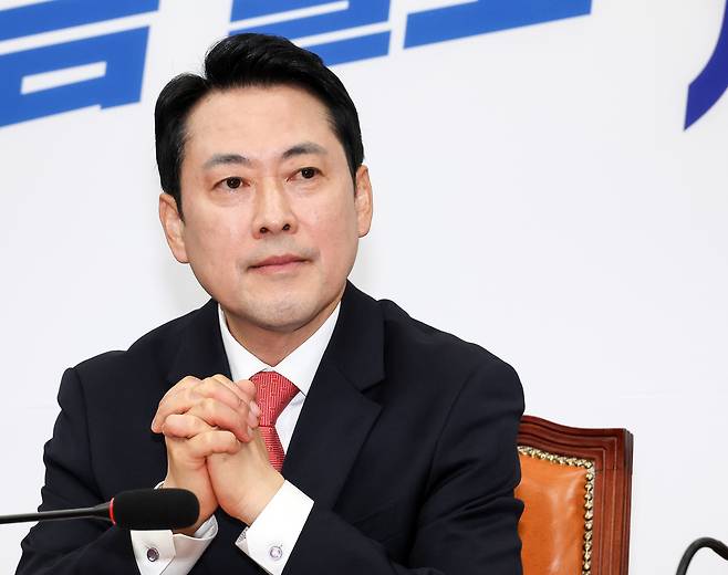 장동혁 국민의힘 대표가 9일 국회에서 열린 ‘100만 책임당원 돌파 기념식’에서 잠시 생각에 잠겨 있다.연합뉴스