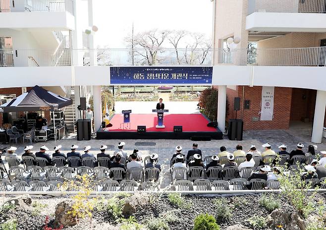 하승철 하동군수가 8일 하동읍 비파리 옛 하동역 일원에서 열린 '하동 청년타운' 개관식에서 인사말을 하고 있다. ⓒ하동군 제공