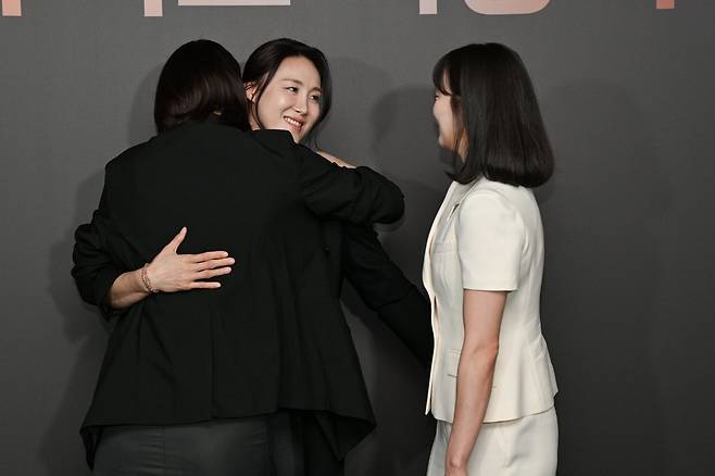 김정은(가운데)과 하나은행 시절 함께했던 KB스타즈 강이슬(왼쪽), 신한은행 신지현이 6일 서울드래곤시티서 열린 시상식에서 축하를 전하고 있다. 사진제공ㅣWKBL