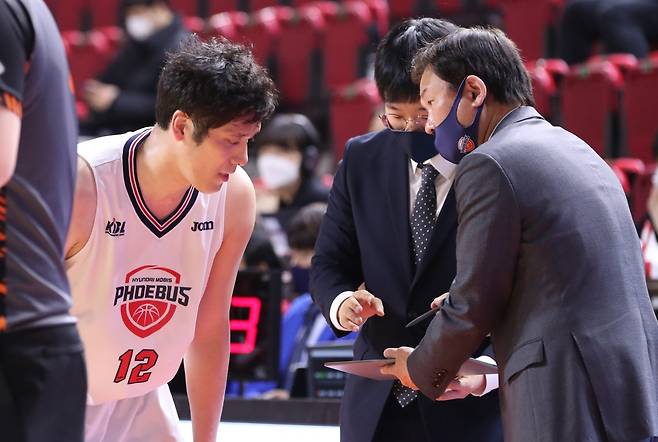 유재학 KBL 경기본부장(오른쪽)은 함지훈을 물안개 같은 선수로 비유했다. 사진제공｜KBL