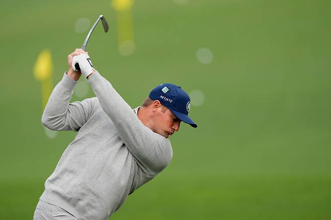 브라이슨 디섐보가 지난 7일 2026 마스터스 개막을 앞두고 미국 조지아주 오거스타 내셔널 골프클럽 드라이빙 레인지에서 아이언 샷을 날리고 있다. AP