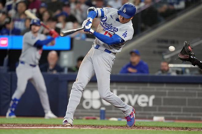 LA 다저스 오타니가 8일 토론토전에서 3회초 타격을 하고 있다. AP연합뉴스