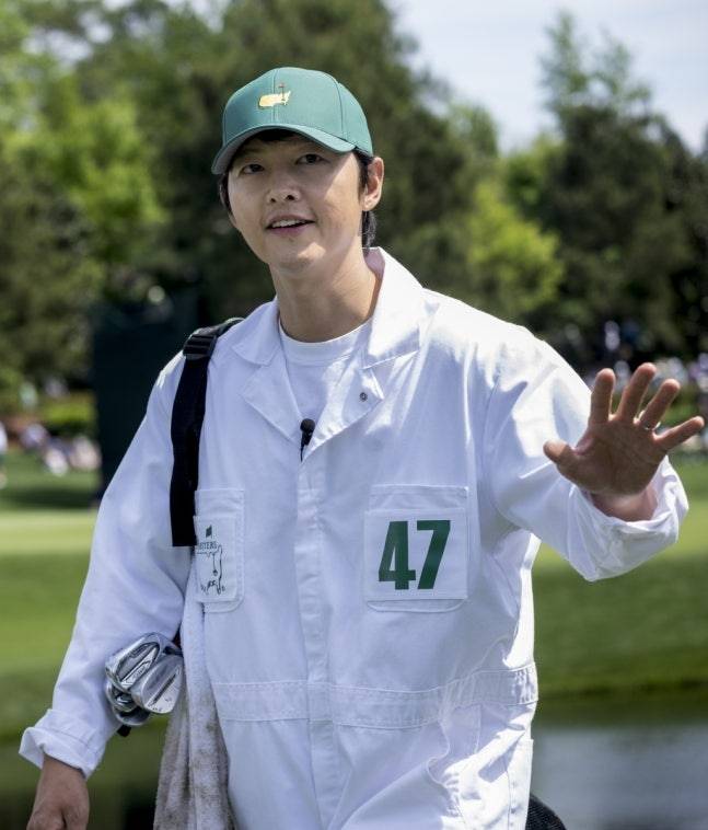 마스터스 파3 콘테스트에 임성재의 캐디로 참가한 배우 송중기. 연합뉴스
