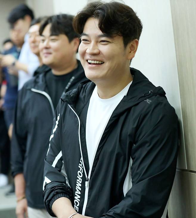 ▲ 자신의 2년 연봉을 선수들을 위한 장비 구입에 전액 기탁하고 있는 추신수 SSG 육성총괄&nbsp; ⓒSSG랜더스