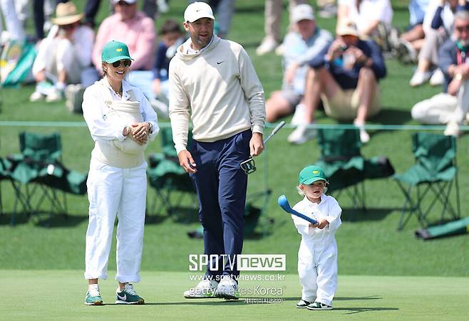 ▲ 왼쪽부터 둘째를 안은 스코티 셰플러의 아내와 셰플러, 첫째 아들