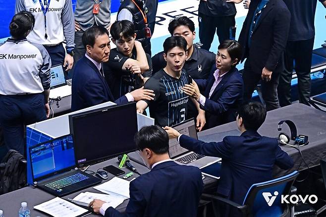 ▲ 비디오 판독 결과에 항의하는 현대캐피탈. 한국배구연맹은 9일 연맹의 비디오 판독 및 사후판독 결과에도 계속해서 비판의 발언을 쏟아내고 있는 필립 블랑 현대캐피탈 감독을 향해 유감을 표명했다. 부적절한 언행을 즉시 멈출 것을 요청했다. ⓒKOVO