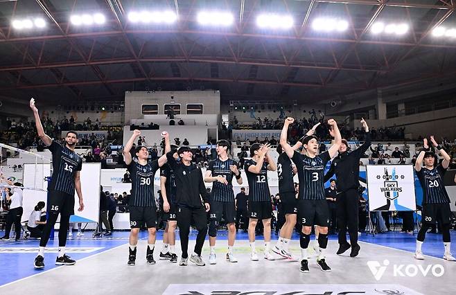▲ 승리 후 기뻐하는 현대캐피탈 선수들. 한국배구연맹은 9일 연맹의 비디오 판독 및 사후판독 결과에도 계속해서 비판의 발언을 쏟아내고 있는 현대캐피탈 필립 블랑 감독을 향해 유감을 표명했다. 부적절한 언행을 즉시 멈출 것을 요청했다. ⓒKOVO