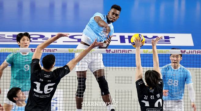 대한항공 마쏘가 8일 천안유관순체육관에서 열린 진에어 2025-2026 V리그 챔피언결정전 대한항공과 현대캐피탈 4차전에서 현대 이중블로킹에 강타를 시도하고 있다. /사진=강영조 선임기자