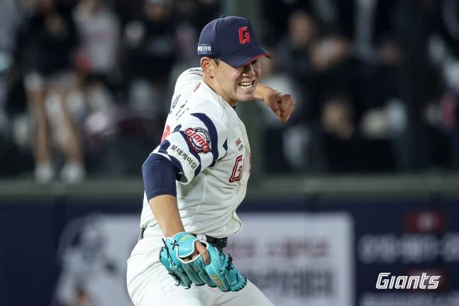 롯데 김진욱이 8일 부산 사직야구장에서 열린 2026 신한 SOL KBO리그 정규시즌 KT와 홈경기에서 포효하고 있다. /사진=롯데 자이언츠 제공