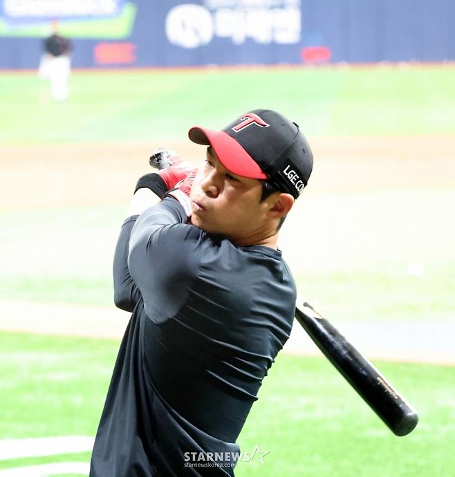 LG 유격수 오지환이 4일 고척스카이돔에서 열린 2026KBO리그 키움히어로즈와 LG트윈스 경기를 앞두고 타격훈련을 하고 있다. 오지환은 타율이 6푼7리로 시즌 출발이 저조하다. 2026.04.03. /사진=강영조 선임기자