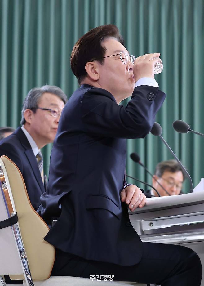 이재명 대통령이 9일 청와대에서 열린 국민경제자문회의 1차 전체 회의에서 물을 마시고 있다. 청와대사진기자단