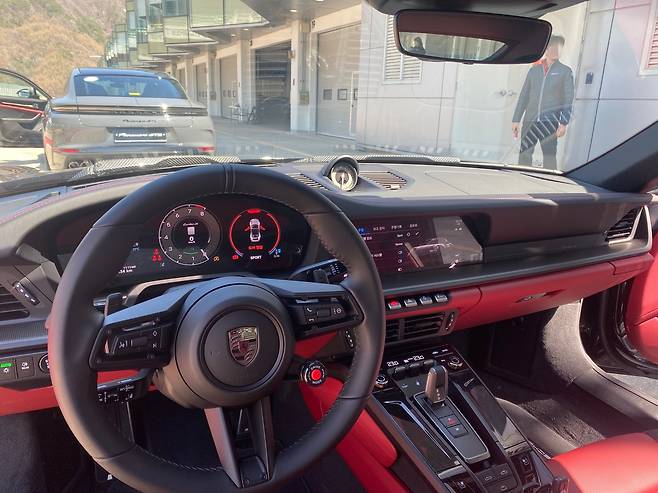포르쉐 신형 911 터보 S 내부 [촬영 윤민혁]