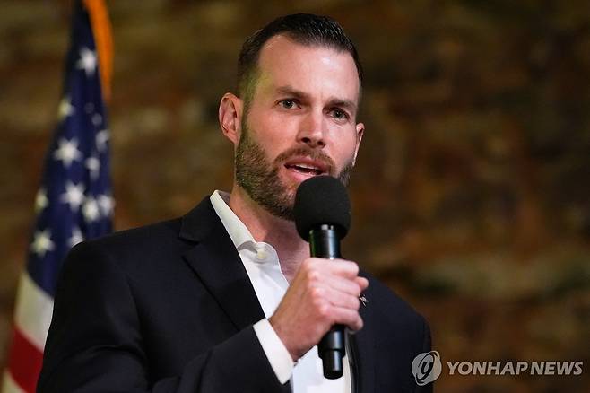 미국 조지아주 하원 보궐선거 공화당 승리 7일(현지시간) 미국 조지아주 연방하원 보궐선거 결선투표에서 승리한 공화당 클레이 풀러 후보가 당선 소감을 밝히고 있다. [AP연합뉴스. 재판매 및 DB금지]