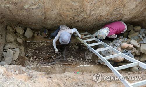 2017년 당시 임당동·조영동 고분군에서 발굴작업 중인 관계자들 모습 [연합뉴스 자료사진]