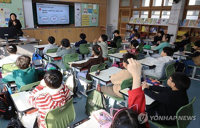 초등학교 수업시간 [연합뉴스 자료사진] 본 기사와 직접 관련 없음