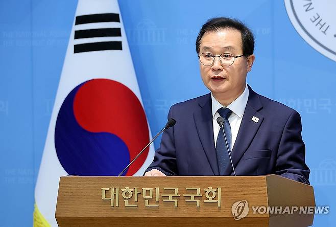이건태 의원, 쌍방울 대북 송금 사건 관련 기자회견 (서울=연합뉴스) 이동해 기자 = 더불어민주당 이건태 의원이 8일 국회 소통관에서 쌍방울 대북 송금 사건 관련 기자회견을 하고 있다. 2026.3.8 eastsea@yna.co.kr