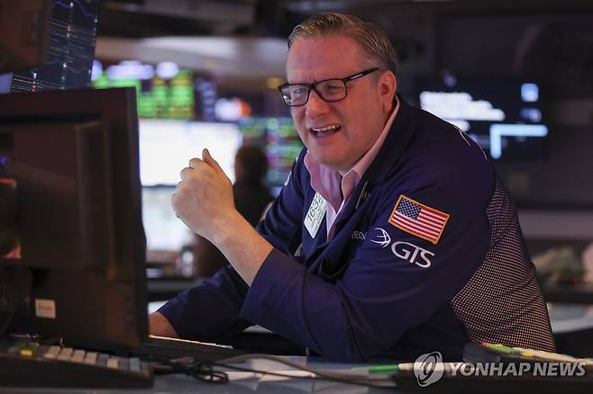 8일(현지시간) 미국 뉴욕증권거래소 트레이더 [EPA=연합뉴스]