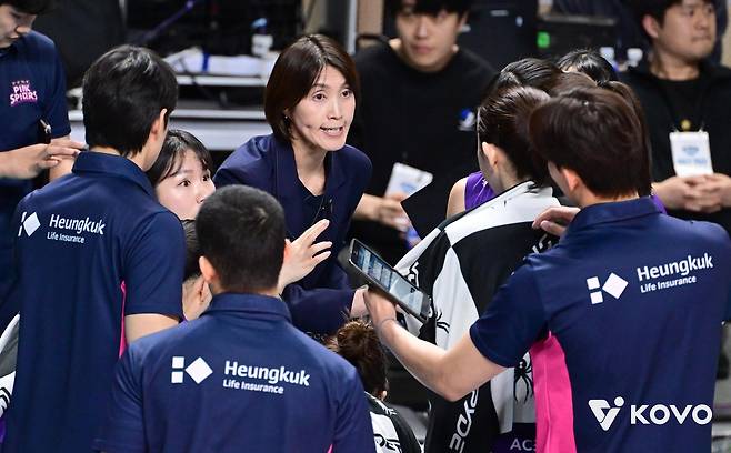 작전 지휘하는 요시하라 도모코 흥국생명 감독(중앙) [한국배구연맹 제공. 재판매 및 DB 금지]