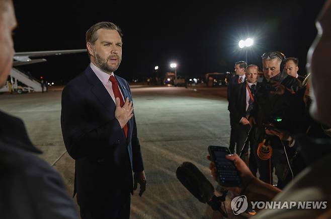 취재진과 대화하는 JD 밴스 미국 부통령 [부다페스트 AP=연합뉴스. 재판매 및 DB 금지]