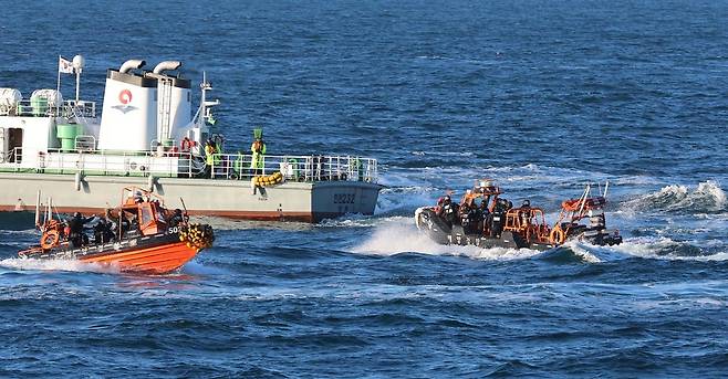 도주하는 불법 외국 어선 차단하는 특수기동대 (인천=연합뉴스) 임순석 기자 = 봄 꽃게 성어기를 맞아 불법 외국어선 특별단속에 나선 해양경찰이 지난 6일 인천 옹진군 소청도 남방 약 23해리 서해 특정해역(EEZ)에서 불법 조업 중국어선 특별단속 합동훈련을 실시하고 있다. 2026.4.9 soonseok02@yna.co.kr