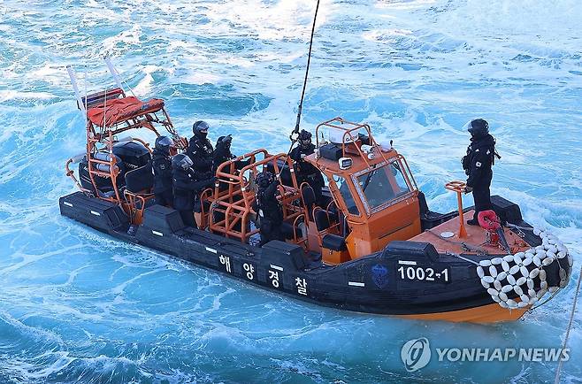 불법조업 중국어선 꼼짝마! (인천=연합뉴스) 임순석 기자 = 봄 꽃게 성어기를 맞아 불법 외국어선 특별단속에 나선 해양경찰이 지난 6일 오후 인천 옹진군 소청도 남방 약 23해리 서해 특정해역에서 실시한 특별단속 합동훈련에서 1002함 소속 특수기동대 대원들이 고속단정에 탑승해 불법조업 중국어선을 나포하는 작전에 나서고 있다. 2026.4.9 soonseok02@yna.co.kr