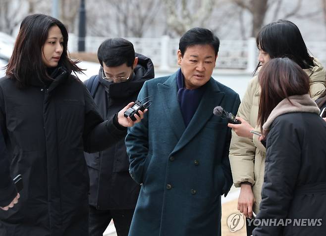 검찰 출석하는 안부수 전 아태평화교류협회장 [연합뉴스 자료사진]