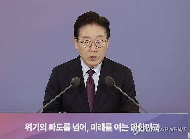 이재명 대통령, 1차 국민경제자문회의 발언 (서울=연합뉴스) 김도훈 기자 = 이재명 대통령이 9일 청와대에서 열린 국민경제자문회의 제1차 전체 회의에서 발언하고 있다. 2026.4.9 superdoo82@yna.co.kr