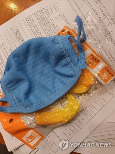 아지트 씨가 농기계 공장에서 작업할 때 사용했던 면 마스크 아지트 씨는 제대로 된 방진 마스크를 회사 측에 여러 차례 요구했지만 거절당했다고 했다.
[본인 제공]