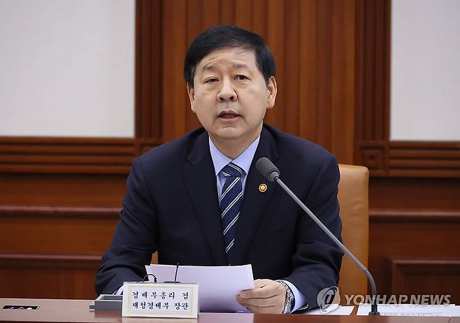 발언하는 구윤철 부총리 (서울=연합뉴스) 이정훈 기자 = 구윤철 부총리 겸 재정경제부 장관이 18일 서울 종로구 정부서울청사에서 열린 비상경제장관회의 겸 공급망안정화위원회, 대외경제 장관회의에서 발언하고 있다. 2026.3.18 uwg806@yna.co.kr