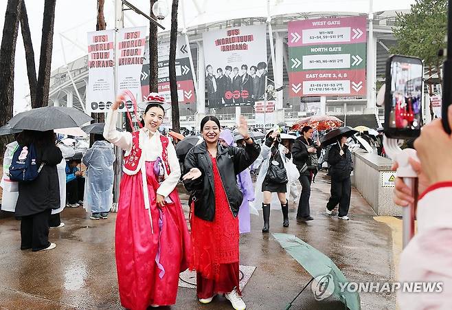 BTS 공연도 보고 '아리랑' 춤도 배우고 (고양=연합뉴스) 김병만 기자 = 9일 오후 경기도 일산 고양종합운동장 주경기장에서 BTS 월드투어 첫 공연을 보러 온 외국인 아미가 한복 크리에이터와 함께 아리랑 춤을 배우고 있다. 2026.4.9 kimb01@yna.co.kr
