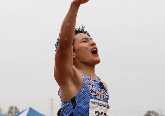 우승한 최명진 최명진이 9일 전북 익산종합운동장에서 열린 익산 보석배 2026 전국육상경기대회 남자 고등부 200ｍ에서 우승한 뒤 기뻐하고 있다. [대한육상연맹 제공. 재배포 및 DB 금지]