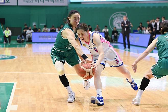 여자농구 하나은행과 삼성생명의 경기 장면 [WKBL 제공. 재판매 및 DB 금지]