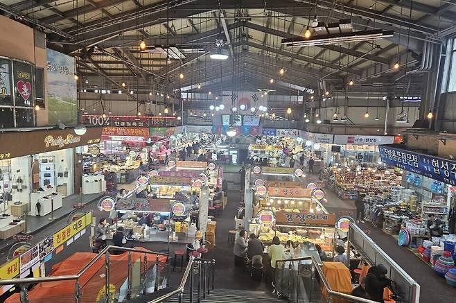 ▲경기북부 최대 재래시장인 의정부제일시장내 무신고 식품위생 노점에서 10일 오후1시에 많은 이용객들로 붐비고 있다. /이경주 기자 kjlee@incheonilbo.com