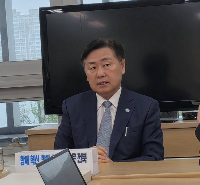 김지사가 10일 오전 기자실에서 그동안의 일에 대해 입장을 밝히고 있다./김영호 기자