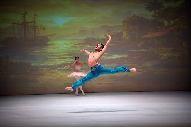 지난 9일 대구문예회관 비슬홀에서 열린 공연에서 박민우 발레리노(앞)와 최수연 발레리나가 해적의 파드되를 선보이고 있다. <대구문예회관 제공>