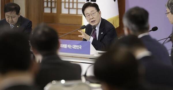 이재명 대통령이 9일 청와대에서 열린 국민경제자문회의 제1차 전체 회의에서 발언하고 있다. [출처=연합]