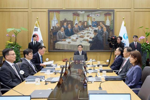 10일 오전 한국은행 금융통화위원회 통화정책방향회의에서 금통위원들이 사진을 찍고 있다.. [사진=한은]