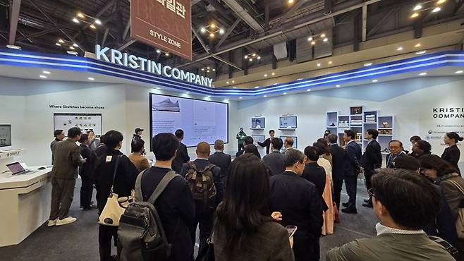 이민봉 대표가 지난해 11월 1일 부산 벡스코에서 슈캐치를 소개하는 모습. 사진=크리스틴컴퍼니