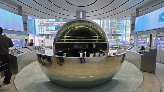 1층 입구에 들어서면 우주선 모양을 형상화한 원형 구조물이 눈에 띈다/사진=최보윤 기자