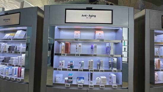 화장품 진열대 위해 카메라가 장착돼 고객들의 소비 패턴 데이터를 취합한다/사진=최보윤 기자