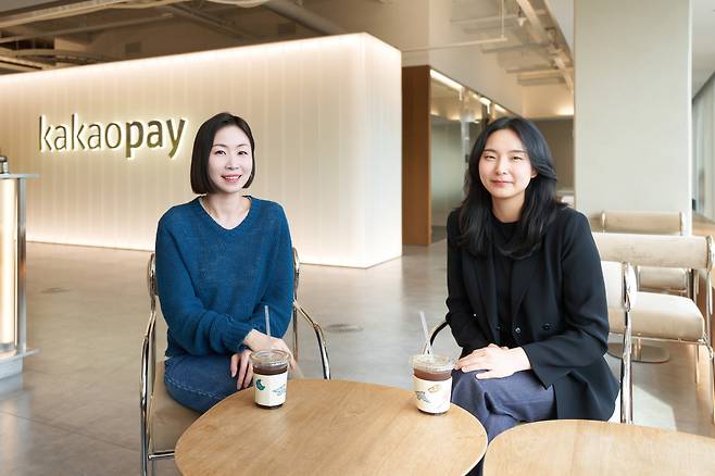 송수지(사진 왼쪽) 카카오페이 CR팀 팀장과 최유진 CR팀 매니저.(사진제공=카카오페이)